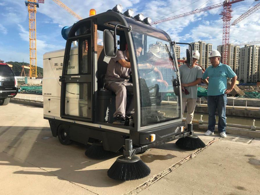 象山龙海市电动清扫车：现代城市清洁的新解决方案